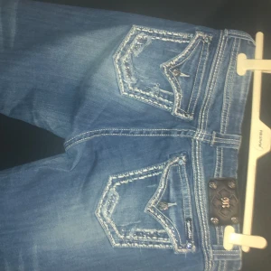 Blå jeans från Miss Me - Snygga blå jeans från Miss Me