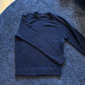 Kashmir tröja J.Lindeberg  - Säljer en stilren mörkblå kashmirtröja från J.Lindeberg, mycket bra skick och inga defekter. (Inte nopprig eller nåt liknande) Storleken är S men passar även M. Modellen är 183 och väger 67 kg. Materialet är en Ull/Kashmir blandning.   Kan tänka mig att köra byten också. Hör av er vid funderingar // Victor 