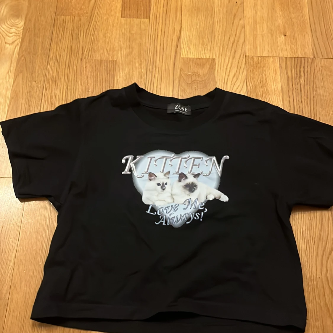 Svart t-shirt med kattmotiv från Zone - 93