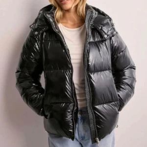 Nelly pufferjacka  - Säljer Nelly puffer jacket i storlek S! Helt i nyskick, aldrig använd💓