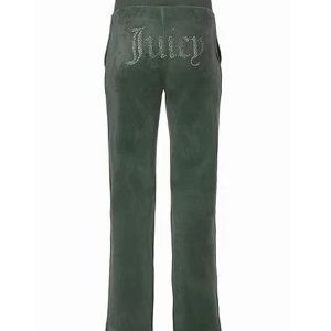 Gröna mjukisbyxor från Juicy Couture - Snygga gröna mjukisbyxor från Juicy Couture med strassdetaljer på baksidan. Byxorna har en bekväm passform men dom sitter lite stort på mig så är tvungen att sälja dom! Världens finaste färg, och knappt använda!