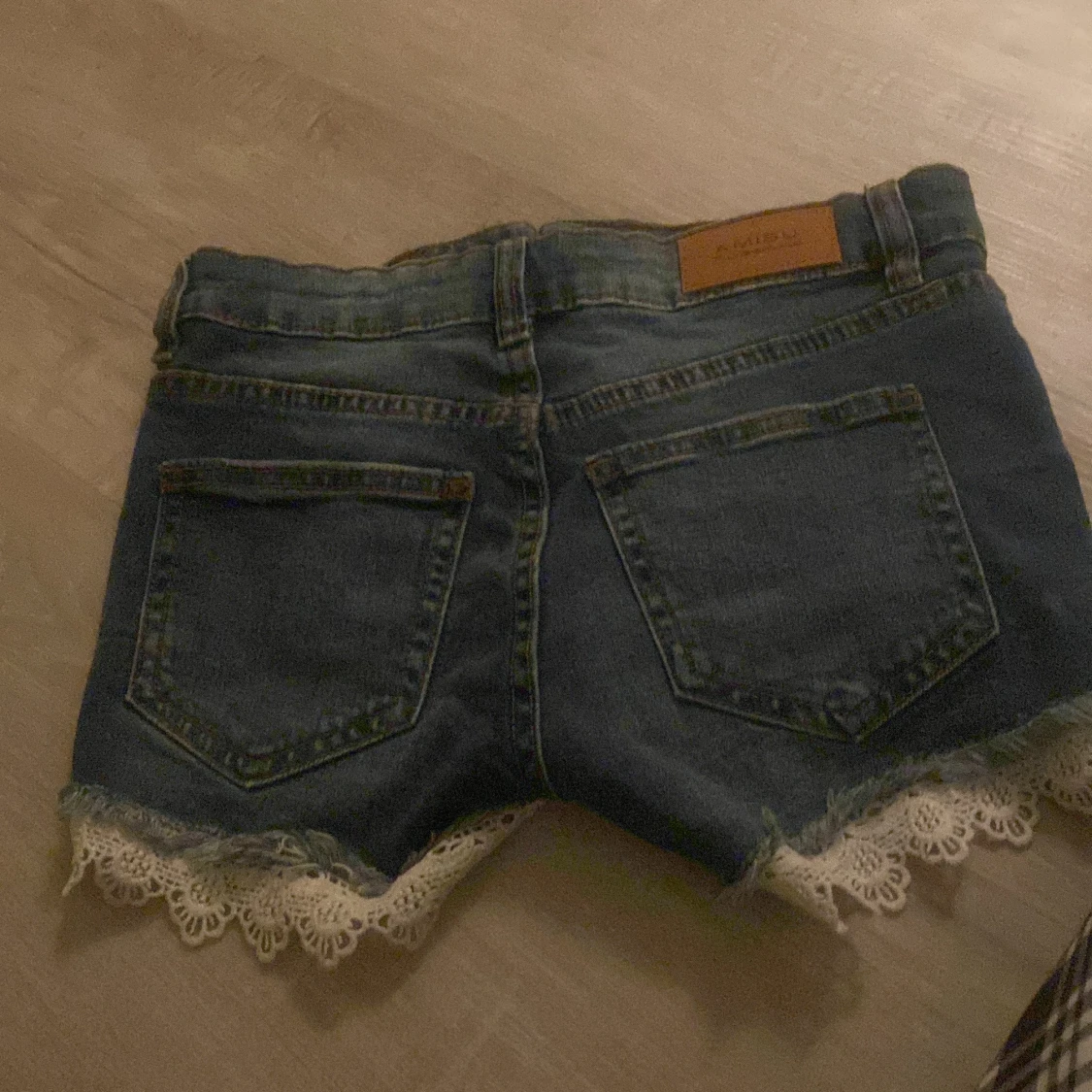 Jeansshorts med spetsdetaljer från Amisu - 91