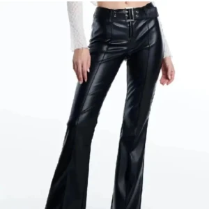 Svarta skinnbyxor - Snygga svarta skinnbyxor som är bootcut byxorna har en dragkedja framtill. Har en litet hål men syns inte när man har på sig dom och är klippta. Passar 165 typ