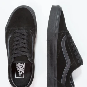 Svarta sneakers från Vans - Snygga svarta sneakers från Vans i mocka, med högre sula. 