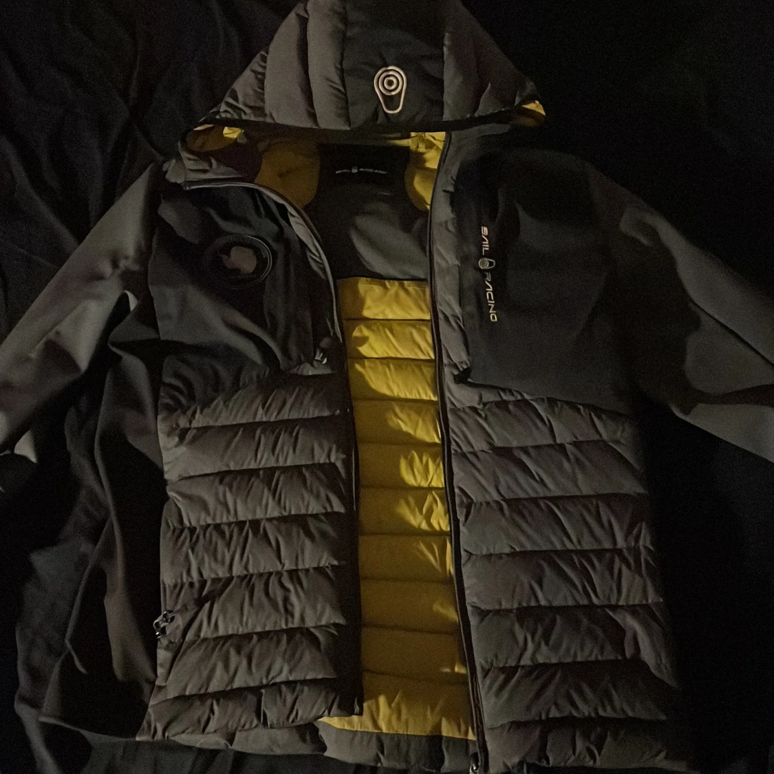 Svart och gul jacka från Sail Racing