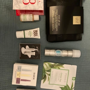 Skönhetsprodukter och stylingkit - Ett set med olika skönhetsprodukter inklusive en GHD style gift set, Foreo Green Tea mask, Babor ampuller, Nioxin hårspray, Bulldog fuktighetskräm, Mario Badescu ansiktskräm och en annan ansiktsmask. Perfekt för en komplett skönhetsrutin.