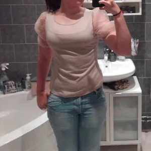 Beige topp med puffärmar - Säljer en söt beige topp med korta puffärmar i ett transparent material. Toppen har en rund halsringning och är perfekt för en stilren look. Passar bra till både jeans och kjol. Säljer då jag den inte kommer till andvändning längre. Storlek M men passar på S också.