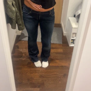 Lågmidjade bootcut jeans  - Skit snygga jeans med en bra passform som passar alla tillfällen!⭐️  midjemått: 41cm, innerbenlängd: 80cm vilket motsvarar storlek: M Modellen på bilden är 168 cm Tveka inte att höra av dig till oss för fler frågor💙