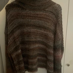 Gosig höst tröja - Super unik och fin stickad tröja! Endast använd under en vinter! Han en super skön polokrage! Mycket varsamt använd! Är i storlek L men skulle säga att den passar en M/L🩷  Hund finns i hemmet!