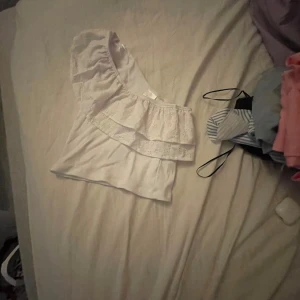 Gina tricot/blus  - Gina tricot  Färg/vit Blusar 