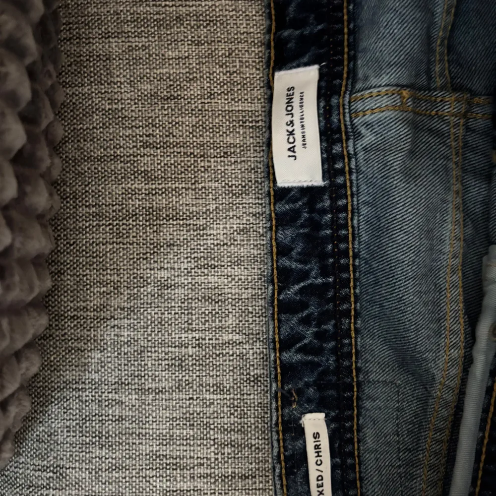 Helt nya som jag köpte och kortade ner lite. dem är i storlek 33/32 men är ungefär 31 i längden. Dem passar bra på den som e mellan 170-174 cm. Modellen är relaxed Chris.. Farkut & Housut.