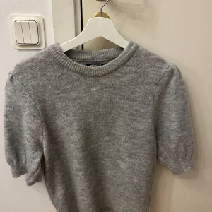 Höst/vintertröja från Gina med puffärmar - Älskar tröjor med puffärmar, denna är i tjockare material vilket är perfekt nu till hösten