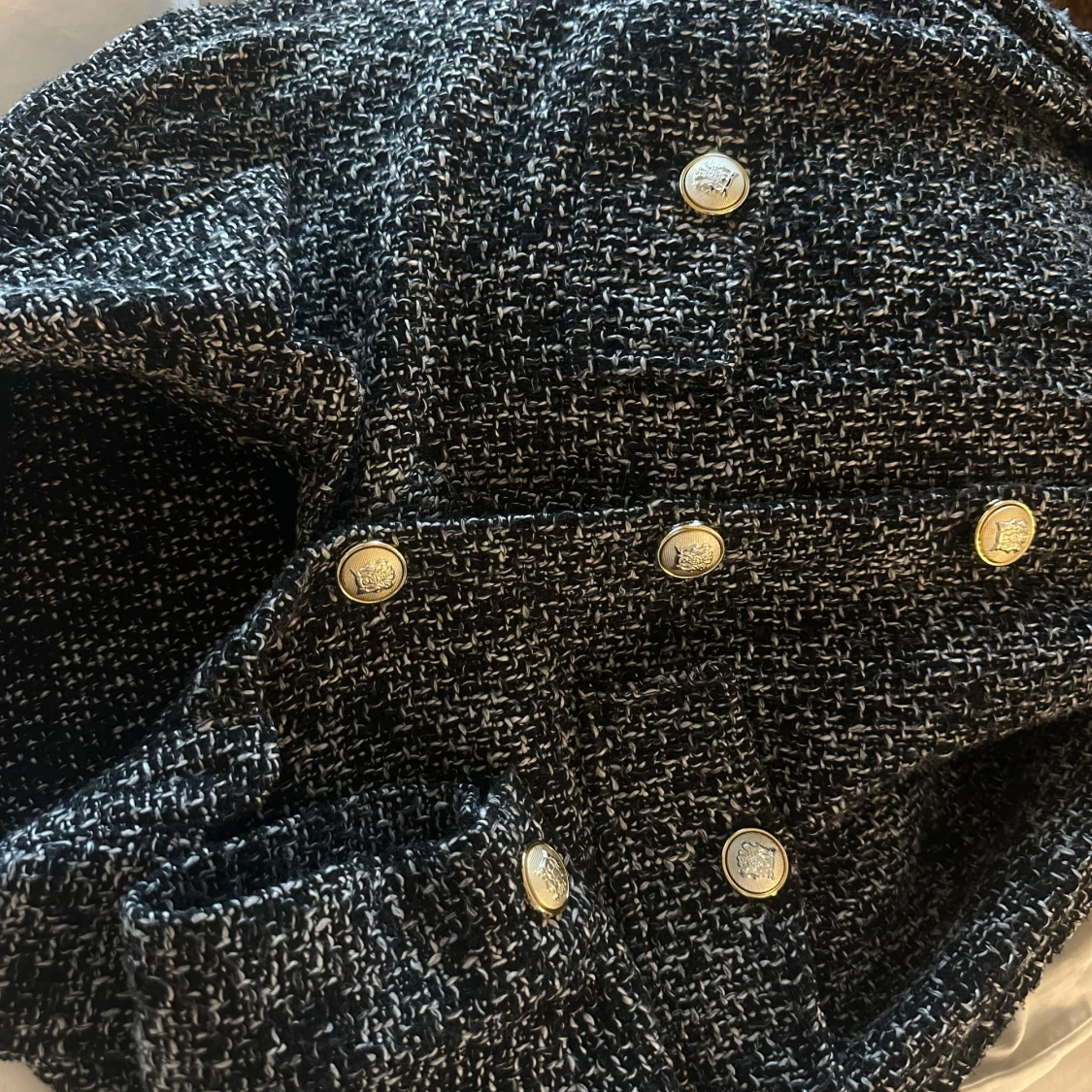 Svart/vit kappa med guldiga knappar och knytband - 90