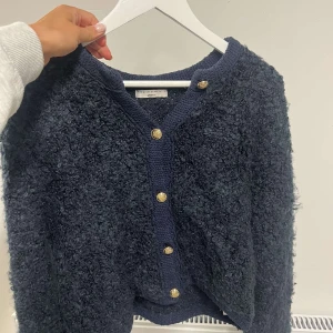 Kofta med knappar - Säljer denna fina från Gina som endast är använd fåtal gånger 