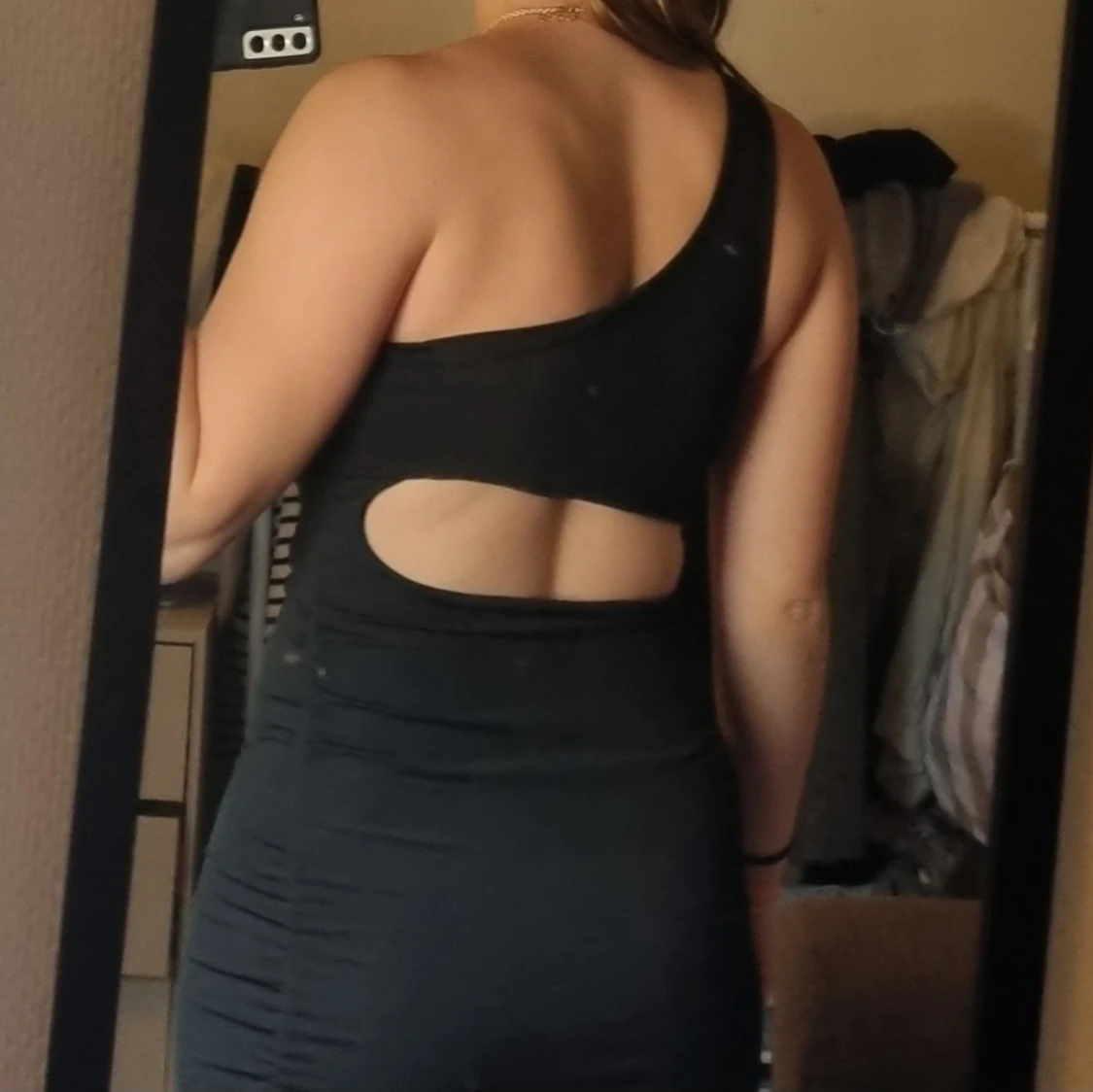 Svart oneshoulder klänning