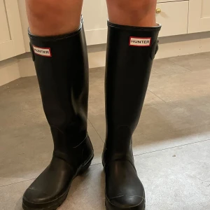 Hunter stövlar - Hej!🩷 Säljer Hunter stövlar i nyskick (perfekt skick) som endast använts fåtal gånger för flera år sedan. Helt perfekt nu inför hösten!  Hunter strumporna ingår i priset. Ordinarie pris: 2014 kr Pris kan diskuteras