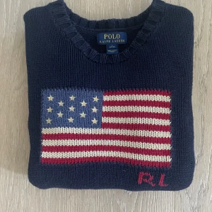 Ralph Lauren Tröja - Säljer en asfet Ralph Lauren stickat tröja, skick 8/10. Storleken är pojkar 14-16 men skulle uppskatta att den sitter ungefär som xs. Hör av er vid eventuella frågar, tex mått!