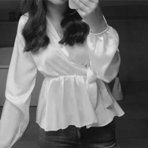 Vit missay topp - Fin oanvänd topp/tröja, med knytning från missay. Org pris 399kr 