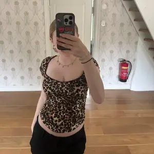 Säljer en helt oanvänd leopard topp från Nelly🐆 Skriv innan ni trycker på köp💗 