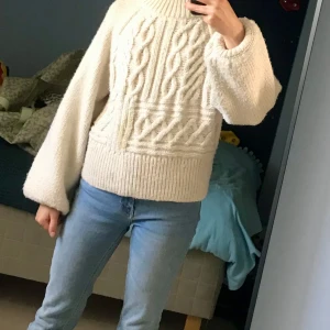 Beige stickad tröja med flätmönster - Säljer en supermysig beige kabelstickad tröja. Perfekt inför hösten! 🍂 Har en lite downtown girl och Rory Gilmore känsla över sig . Finns en fläck på framsidan som du kan se på sista bilden. Går förmodligen boet i tvätten men har inte försökt 🌸