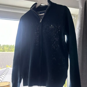 Gant full zip tröja - Säljer nu min Gant zip tröja storlek S använd ett fåtal gånger då den är i nyskick.nypris är 1600 mitt pris 700. Skriv vid fler frågor