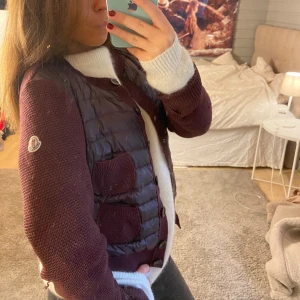 Moncler cardigan - Säljer min moncler cardigan som jag inte har användning av längre, den är köpt på Vestiaire för 5500kr och har även begått en äkthetskontroll. Den har lite få defekter som jag kan skicka bild på privat men inget man ser eller tänker på mycket. 