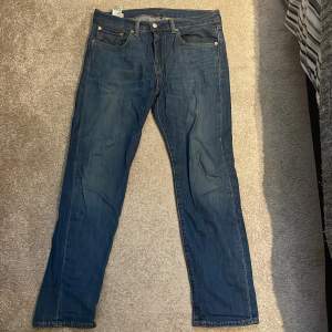 Mörkblåa Levis jeans i den populära modellen 502 Sparsamt använda Skick 7/10  Storlek W31 L30 Nypris 999 Mitt pris 150