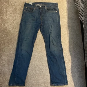 Levis jeans 502 - Mörkblåa Levis jeans i den populära modellen 502 Sparsamt använda Skick 7/10  Storlek W31 L30 Nypris 999 Mitt pris 150
