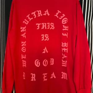 Kanye West long sleeve - Säljer min kära Kanye West merch men använder den ej. 🙁🙏 Köpt flera år sedan men fof i bra skick. Är i strl L men passar M samt S😎