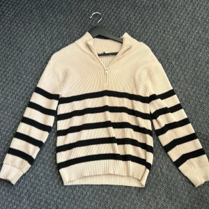 Trendig half zip från Cubus, storlek 146-152 - Half zip från Cubus. Nypris ca 600 kr. Storlek 146-152. Säljer för att den är för liten. Pris kan diskuteras, bara att lämna ett prisförslag.