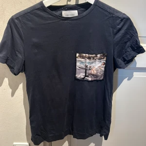 Limitato t-shirt - Hej! En Limitato t shirt med snyggt tryck. Färgen är mörkblå och storleken xs. Skriv om du har nån fråga!