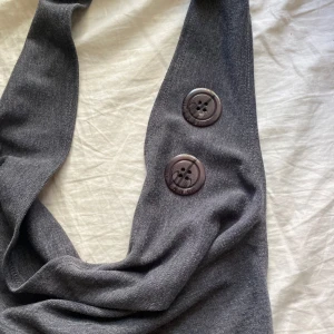 Office klänning - Klänning med ”Office” eller ”Office siren vibe” som sitter snyggt på. Snygga knappar, djup rygg och mycket urringad. Jätte snyggt med kittenheels eller boots