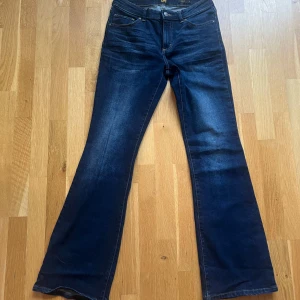 Lee jeans  - Snygga Mid Rise bootcut lee jeans som inte komemr till användning