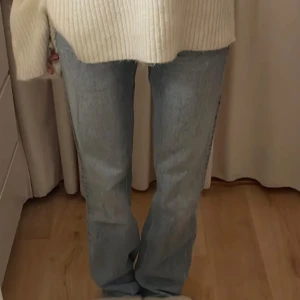 Jättefina jeans - Midwaist straight jeans. Från Zara och populära. Inte mina bilder men dessa är från tidigare säljare och ser ut likadana💗💗 Skriv vid priv ❤️ 