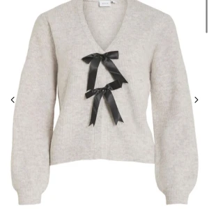 kofta med rosetter  - Superfin stickad kofta med rosetter🎀Aldrig använd (prislapp kvar) köpt på vilas hemsida men kan ej lämna tillbaka! 