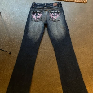 Vintage jeans. - Använda en gång, så super bra skick.   Innerbenet:81cm Midja tvärs över:35 cm (men de är lite stretchiga så kan bli till 38 cm.  Benöppningen:23 cm. Totallängd 103 cm.