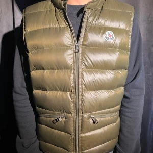 Moncler Gui Down Vest Military Green - Moncler Grön Väst | Skick 10/10 | Nypris 6499kr | Köpare står för frakten | Skicka frågor vid funderingar om plagget 
