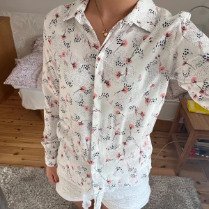 Supersöt skjorta! - Supergullig skjorta från the shirt factory i utmärkt skick! Öppen för prisförslag💕