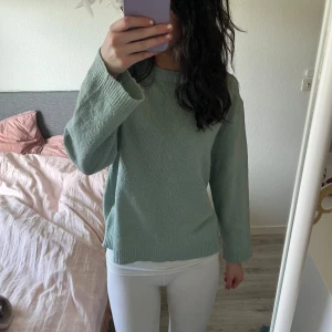 Stickad tröja - Lite tunnare stickad tröja från lager 157. Ganska använd så materialet är inte lika mjukt men annars felfri!☺️