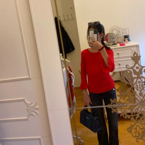 Röd spets midarmad tröja - Min systers gammla inte riktigt använd men hon vill inte ha den längre och passar inte bra på mig heller, jätte fin annars och har två lager ett är spets och andra är vanligt tyg förutom på armarna så är det bara spets! <3