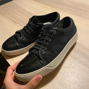 Lanvin skor - Säljer dessa riktigt snygga lanvin skor. Storlek uk 8- 43/44! Nypris 5000kr. Skick 7/10, creaseade på ena skon och några små skador men har mycket kvar att ge! Hör av er vid funderingar.