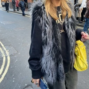 Svart och grå pälsväst - Säljer en supercool svart och grå pälsväst . Västen har ett snyggt mönster och är riktigt fluffig och mysig. Perfekt för höst och vinter! 