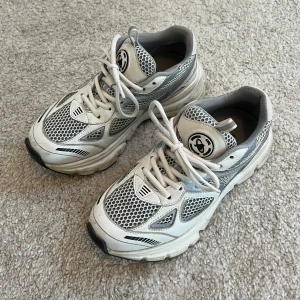 Axel Arigato - Marathon Runner - Säljer dessa fina och sköna skor från Axel Arigato. Använt fåtal gånger 🤍  Nypris: 3100 kr