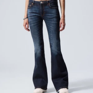 Flare midwaist jeans - Jättefina jeans från Weekday som inte används längre. Jättefint skick!❤️ Färgen är lite blå, grå blandning skulle jag säga. Pris kan diskuteras!!