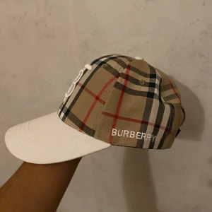Burbbery keps - Säljer nu denna feta Burbbery kepsen, för endast 350, skriv vid instresse