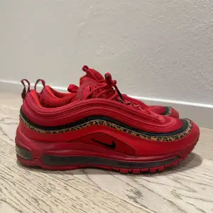 Röda Nike air max 97 med leopard mönster.