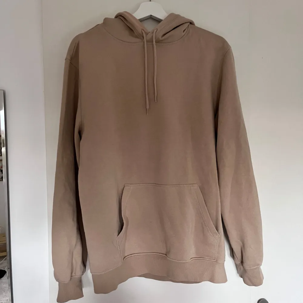 Beige hoodie från H&M. . Hoodies.