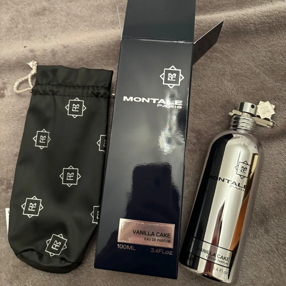 Eau de Parfum som jag fick hem idag (11/09) men inte min doft så jag säljer vidare. Köpt på Notino och jag kan uppvisa kvitto. Har endast testat ett sprut! 100% kvar i flaskan. Skriv om du har frågor eller är intresserad🍰🍓. Perfume.