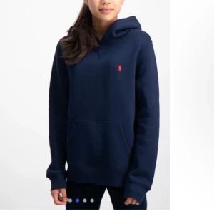 Ralph lauren hoodie  - Hoodie från Ralph lauren i nyskick, köpt för 1200kr säljer för 500kr. Den är i storlek XL i junior storlek men det motsvarar S💗 tryck gärna på köp nu