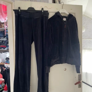 Svart hoodie från IKEA Family - Säljer en svart hoodie och mjukisbyxor från IKEA Family i storlek L. Den är gjord av mjukt material och har en dragkedja framtill. Perfekt för en avslappnad stil eller mysiga dagar hemma. Passar både höst och vinter. Dom säljs inte längre vad jag hit